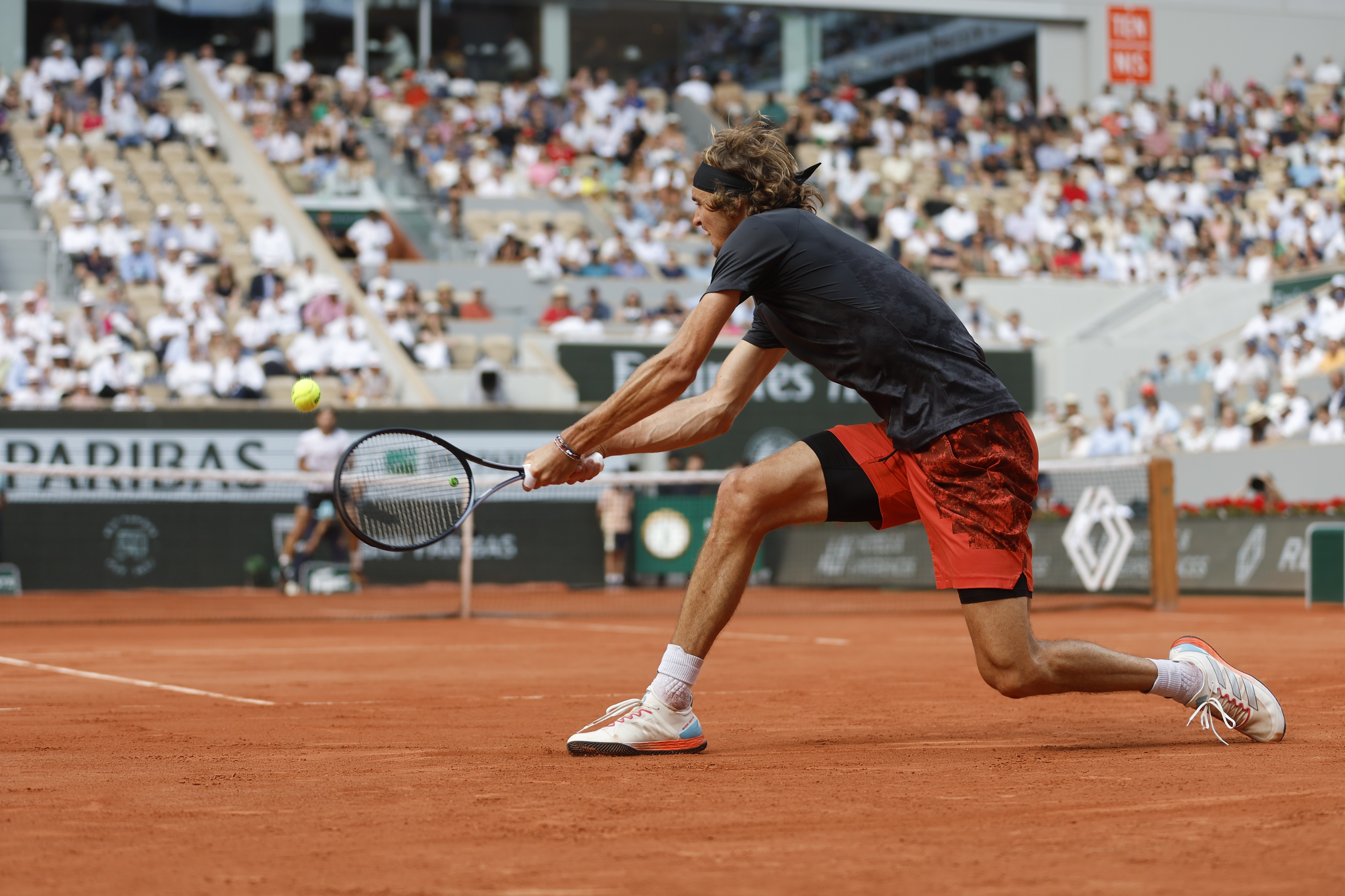 爱游戏APP-法网逆转拉沃尔杯，兹维列夫高光表现