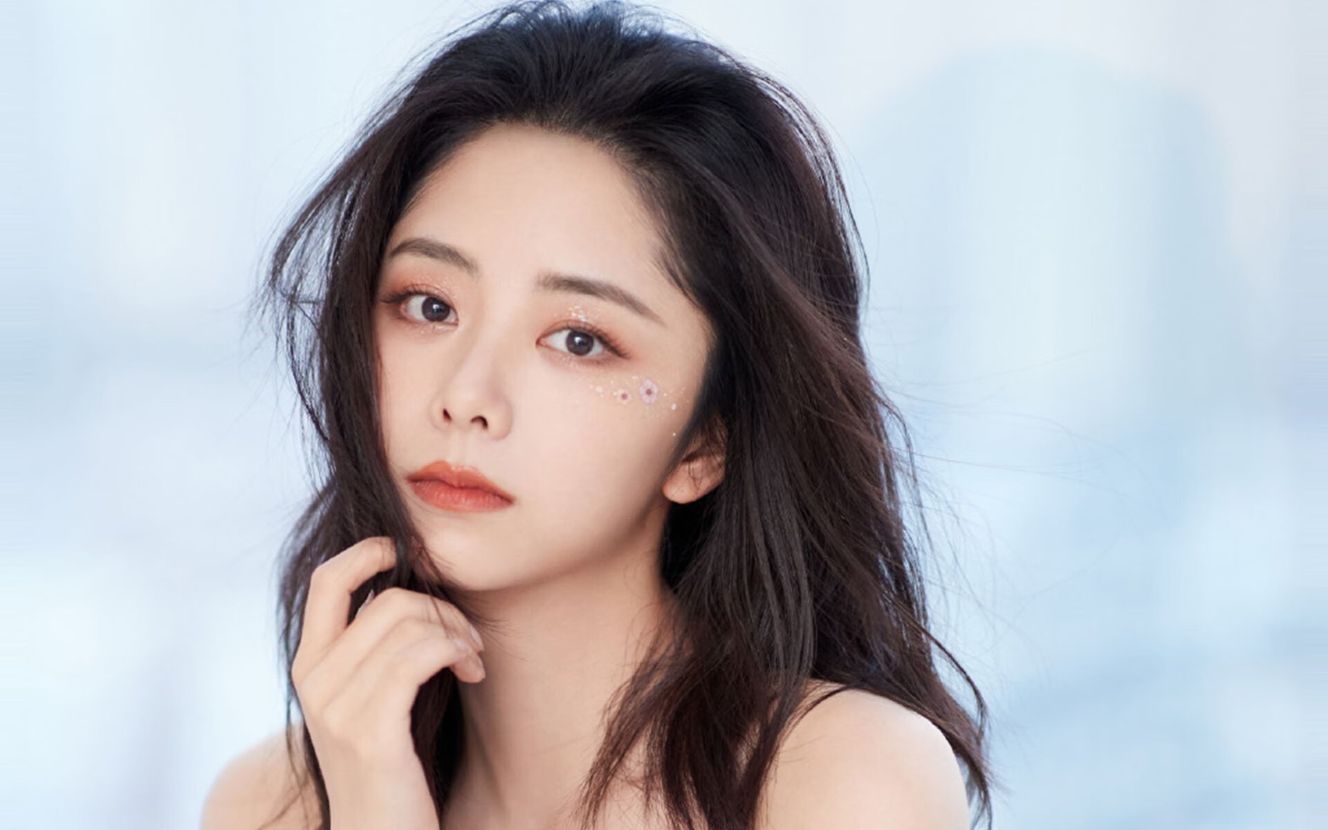 赛后消息，在科隆，莱万的靴子里藏着一张哥伦比亚地图