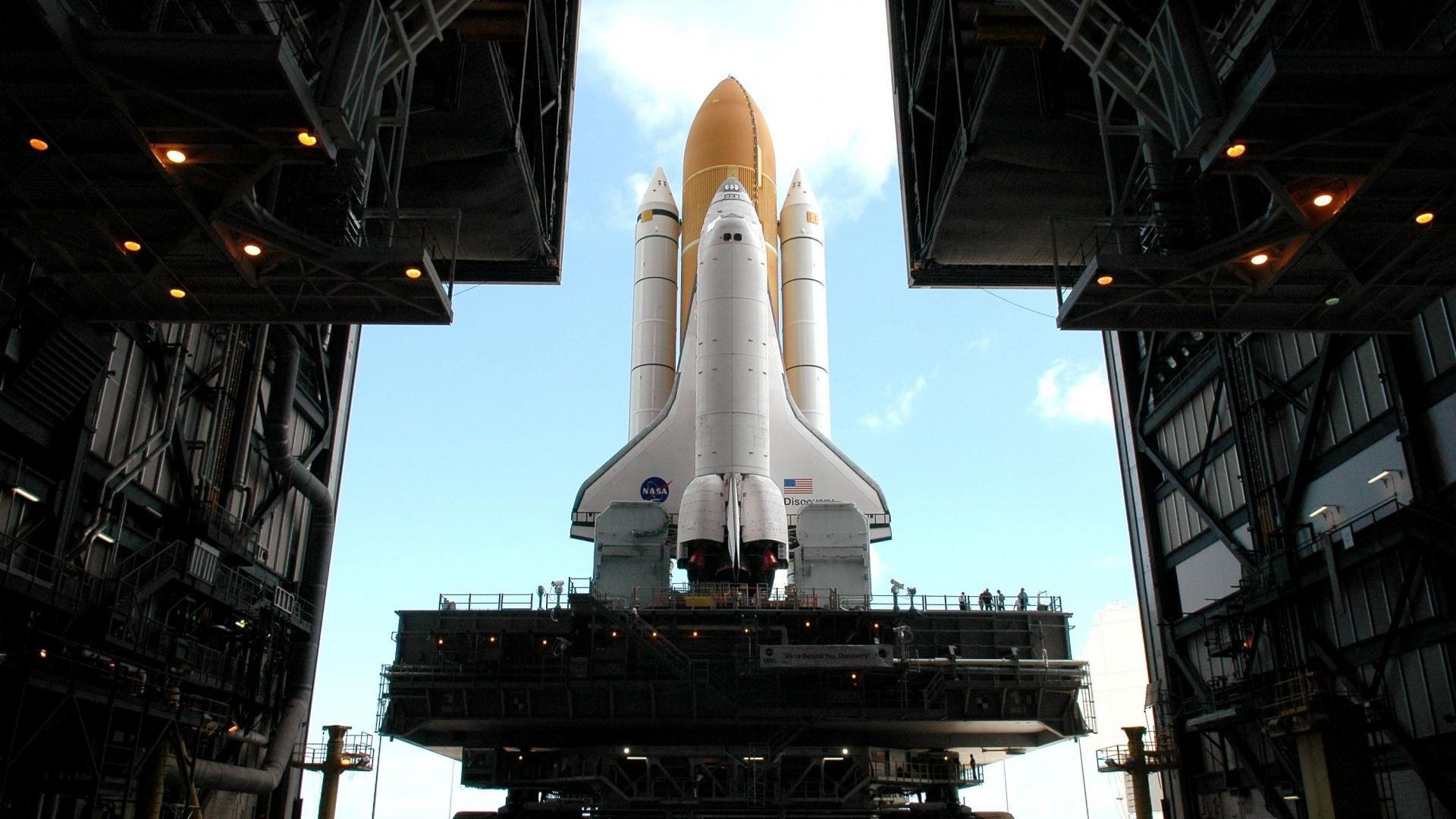 爱游戏体育-左脚踩碎三分线，右手托住篮筐—当库尔图瓦被交易到NBA总决赛之夜