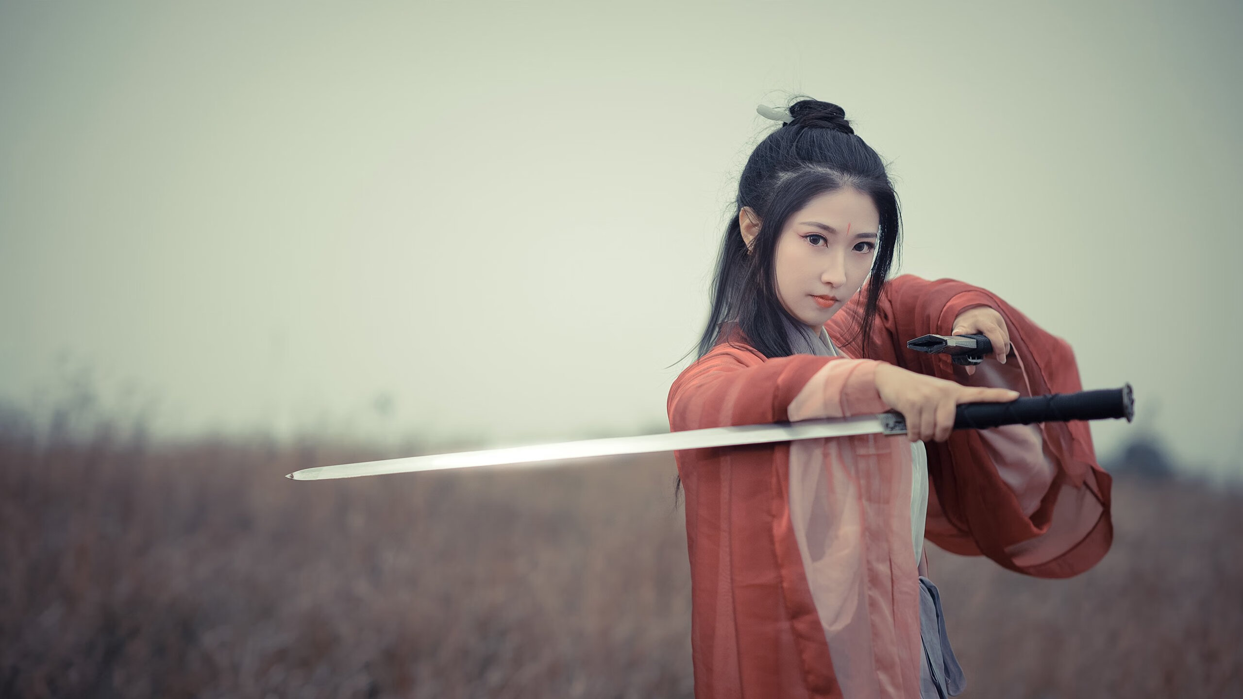 爱游戏入口-蜂群战术锁死太阳，伦纳德关键接管！篮球世界里，你永远可以相信那个沉默的机器人